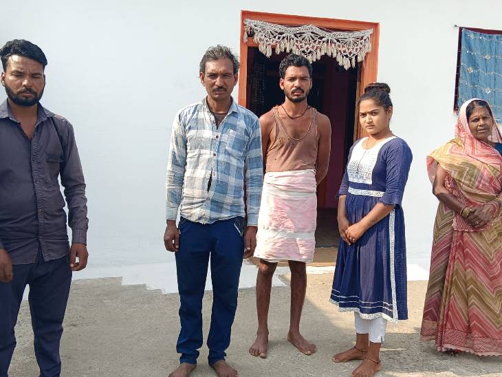 प्रभात के परिवार का कहना है कि कुछ लोगों ने कर्मकार कार्ड बनवाने का कहकर कागज लिए थे। यह भी कहा था कि 2 में से 1 लाख रुपए उन्हें देने होंगे।