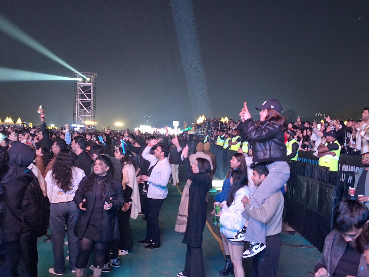 करण को देखने के लिए फैंस अपने साथियों के कंधे पर बैठ गए।