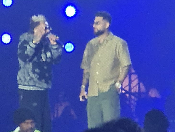 करण औजला के साथ जैजी बी ने भी परफोर्म किया।