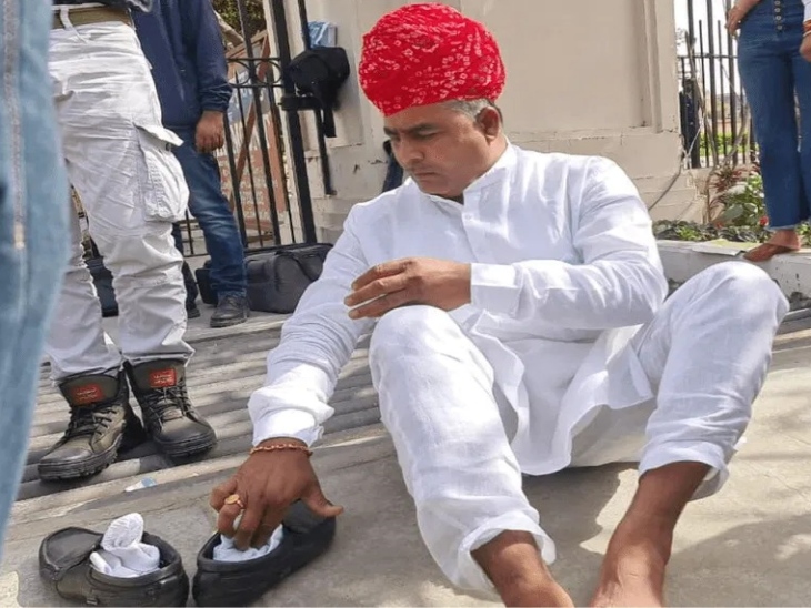 पचपदरा से कांग्रेस विधायक रहे मदन प्रजापत ने बालोतरा को जिला बनाने की मांग पूरी नहीं होने तक जूतों का त्याग किया था।