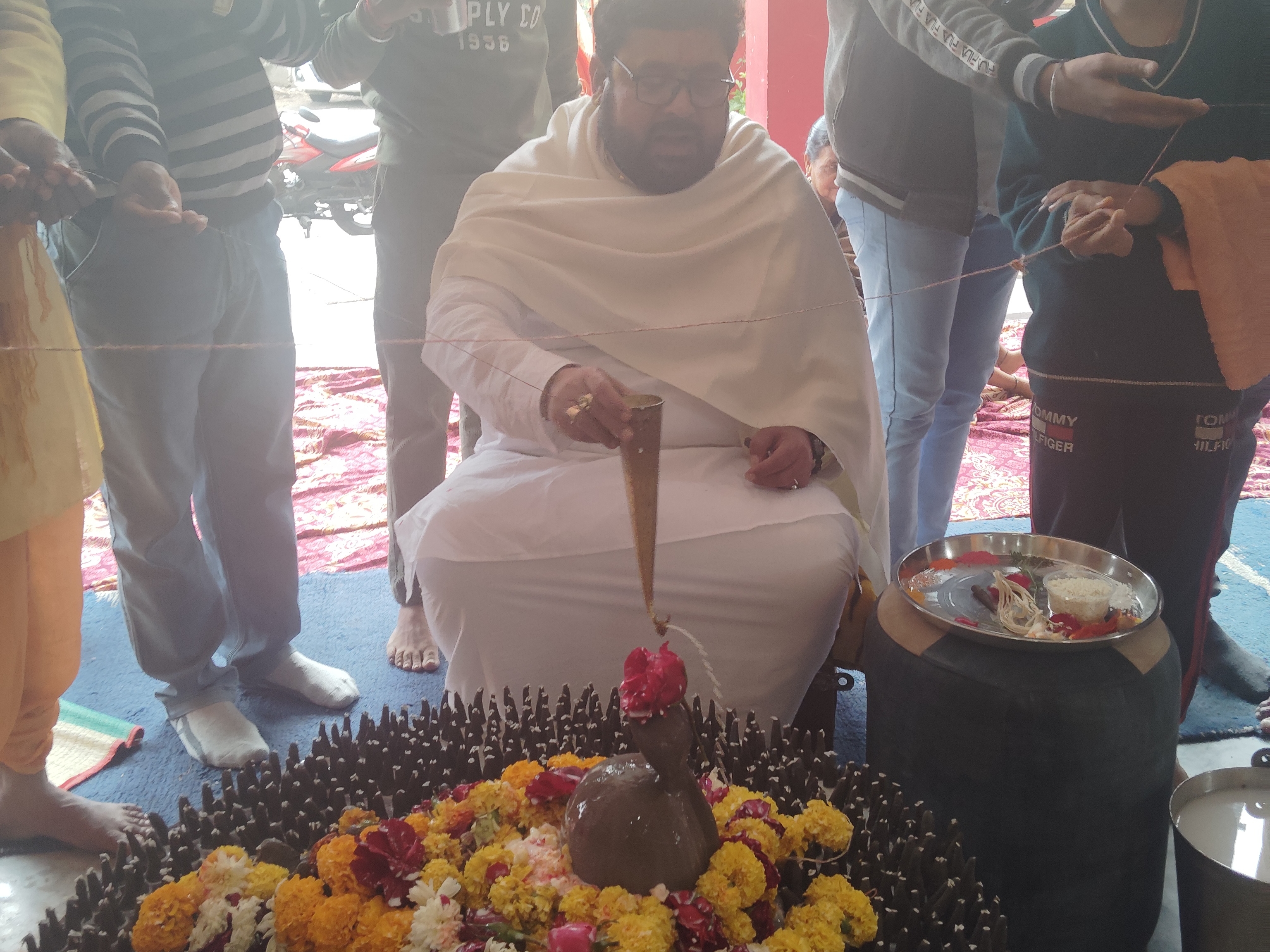 पार्थिव शिवलिंग निर्माण कर किया अभिषेक।