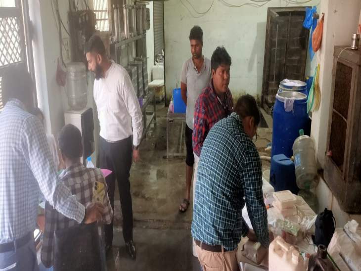 खराब क्वॉलिटी की पनीर बनाने की सूचना पर खाद्य विभाग की टीम ने मारा छापा।