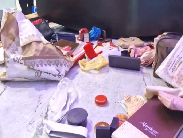 घर के अंदर अलमारी का सामान बिखरा हुआ मिला।