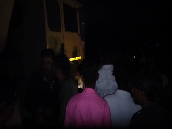 लोगों ने हाइवा को रोककर किया चक्का जाम