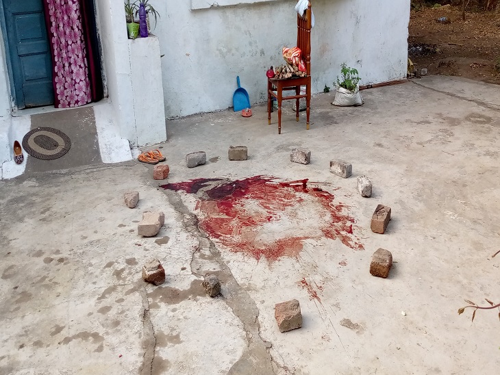 घर के बाहर जमीन पर पड़ा मृतक का खून