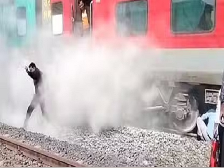 छत्तीसगढ़ के दुर्ग में ट्रेन के पहिए से तेज धुंआ निकला। वहीं पेंड्रा में पैसेंजर ट्रेन को डिरेल करने की कोशिश की गई। - Dainik Bhaskar