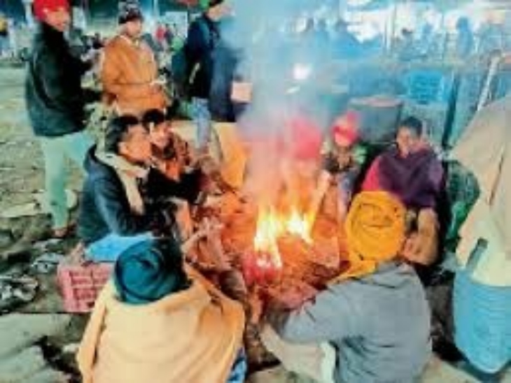 ठंड से बचने के लिए बस स्टैंड-रेलवे स्टेशन आदि में अलाव सेंकते लोग