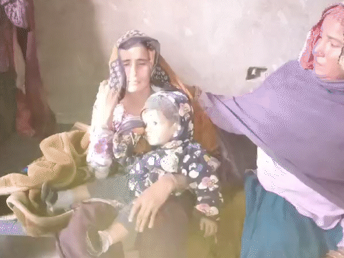 चेतना की मां धोलीदेवी की तबीयत काफी बिगड़ चुकी है। वो बस प्रशासन-सरकार से अपनी बच्ची को जल्द से जल्द निकालने की गुहार लगा रही हैं।