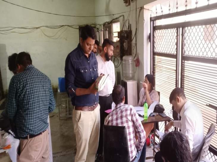 जांच अधिकारियों को फैक्ट्री से कई तरह के केमिकल भी मिले।