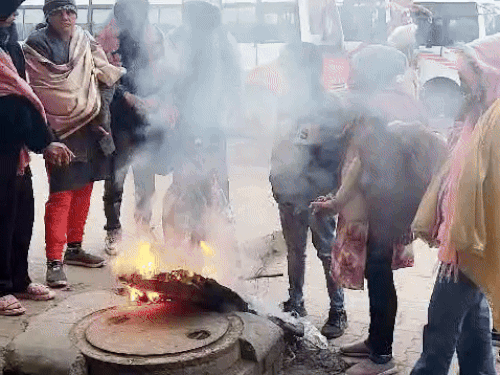 अमृतसर में ठंड के बीच आग सेक राहत लेते लोग। - Dainik Bhaskar