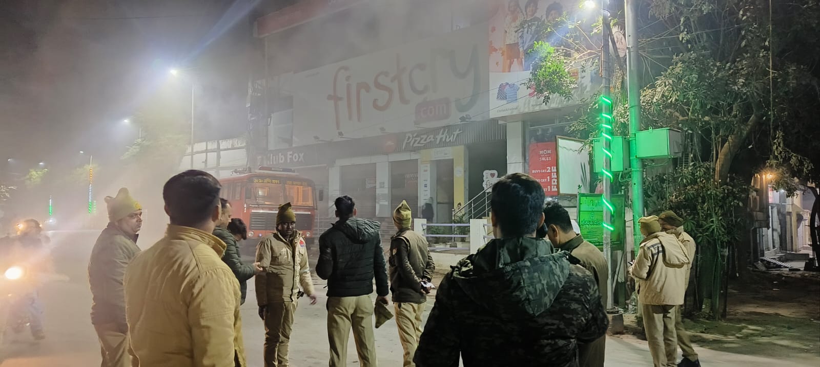 वाराणसी के सिगरा में कोटेक फाइनेंस कंपनी में आग को बुझाने पहुंचे फायर ब्रिगेड कर्मी।