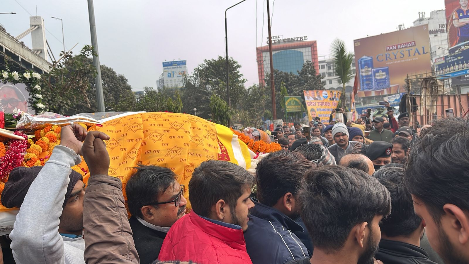 महावीर मंदिर पहुंचा आचार्य किशोर कुणाल का पार्थिव शरीर।