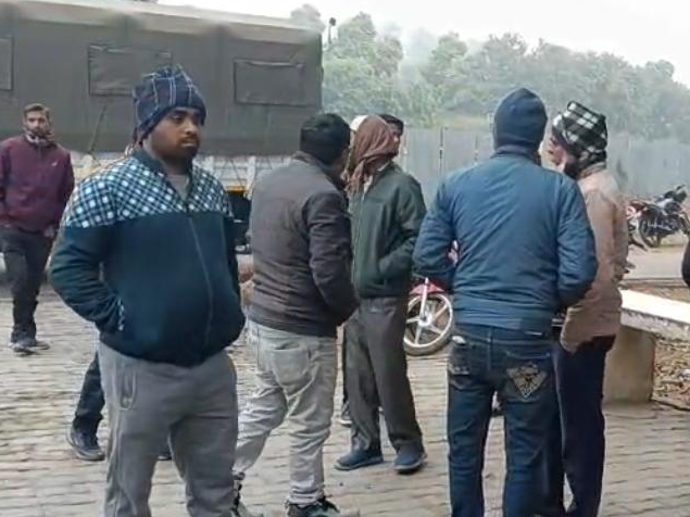 A young man died after being hit by a train | ट्रेन की चपेट में आने से ...
