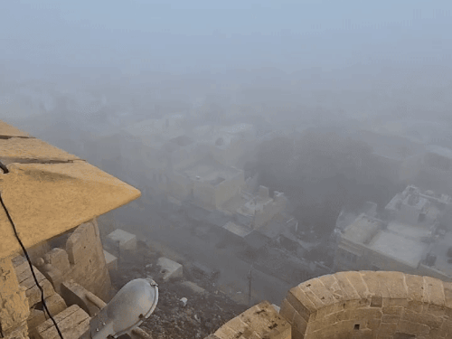 जैसलमेर के सोनार किले से शहर धुंध में लिपटा नजर आया।
