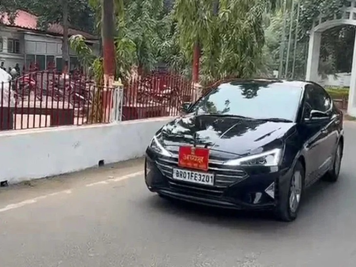 सोमवार को BPSC के चेयरमैन रवि मनु भाई परमार अचानक बिहार के राज्यपाल से मिलने पहुंचे थे।