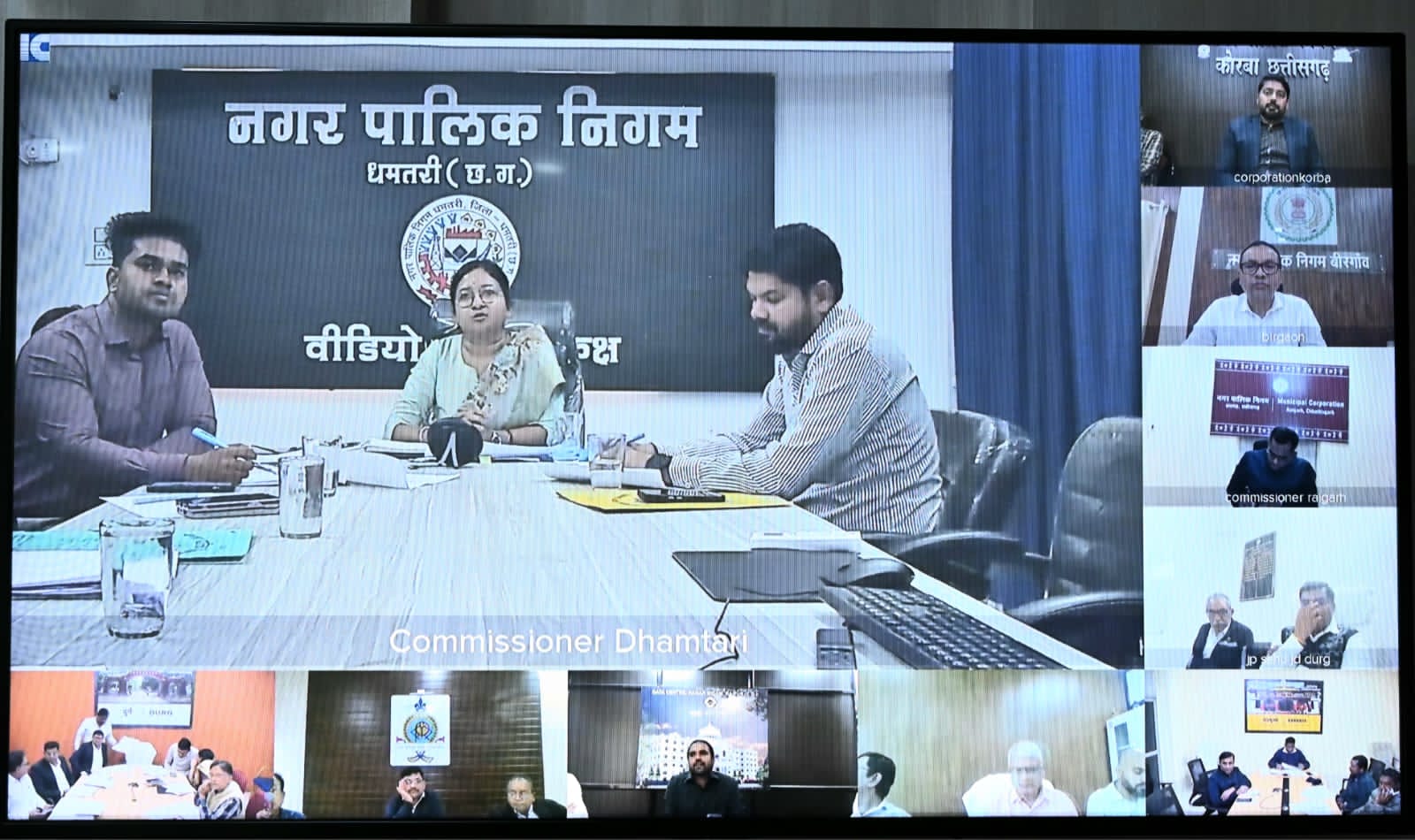 मीटिंग में वर्चुअली जुड़े सभी अधिकारियो से जिलेवार मंत्री ने बात की है। उन्होंने लापरवाही पर कार्रवाई करने की बात भी कही।