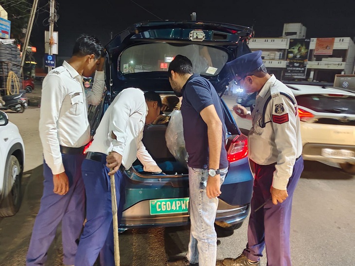 दो पहिया और चार पहिया वाहनों की जगह जगह की जा रही चेकिंग