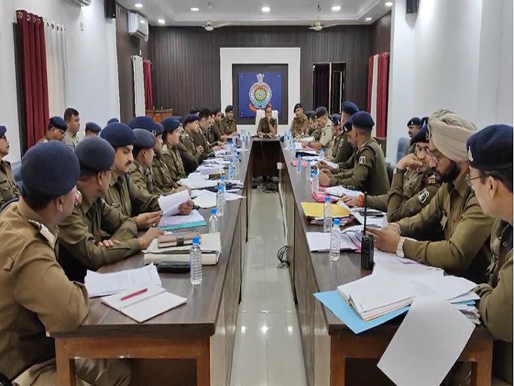 दुर्ग एसपी जितेंद्र शुक्ला अधिकारियों की बैठक लेते हुए - Dainik Bhaskar