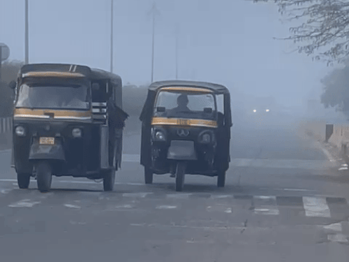 अजमेर में शीतलहर है। मंगलवार को भी छठे दिन सुबह कोहरा और ठंडी हवाओं के चलते सड़कों पर सन्नाटा नजर आया। शहर में सुबह 8 बजे विजिबिलिटी 10 मीटर तक रह गई।