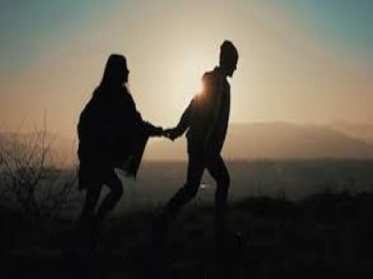 पिंकी रोशन के साथ चली गई तो पिंकी के ताऊ ने रोशनलाल महावर सहित 3-4 लोगों के खिलाफ अपहरण का मुकदमा दर्ज करा दिया।