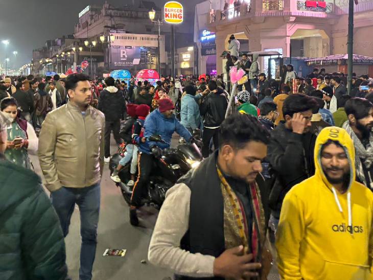 हजरतगंज में भी नए साल का जश्न मनाने पहुंचे लोग।