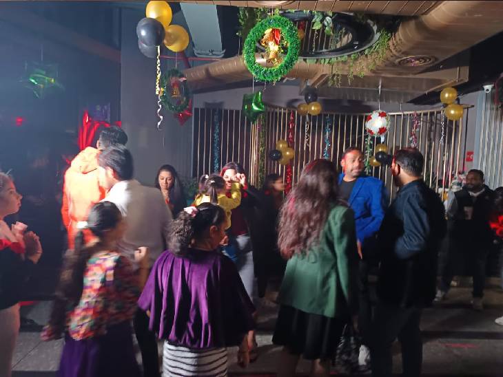 समिट बिल्डिंग में लोगों ने कपल और ग्रुप डांस किया।