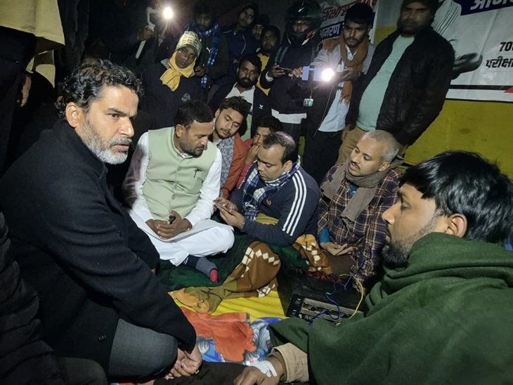 सोमवार देर रात जन सुराज के सुत्रधार प्रशांत किशोर गर्दनीबाग में धरना दे रहे BPSC अभ्यर्थियों से मिलने पहुंचे।