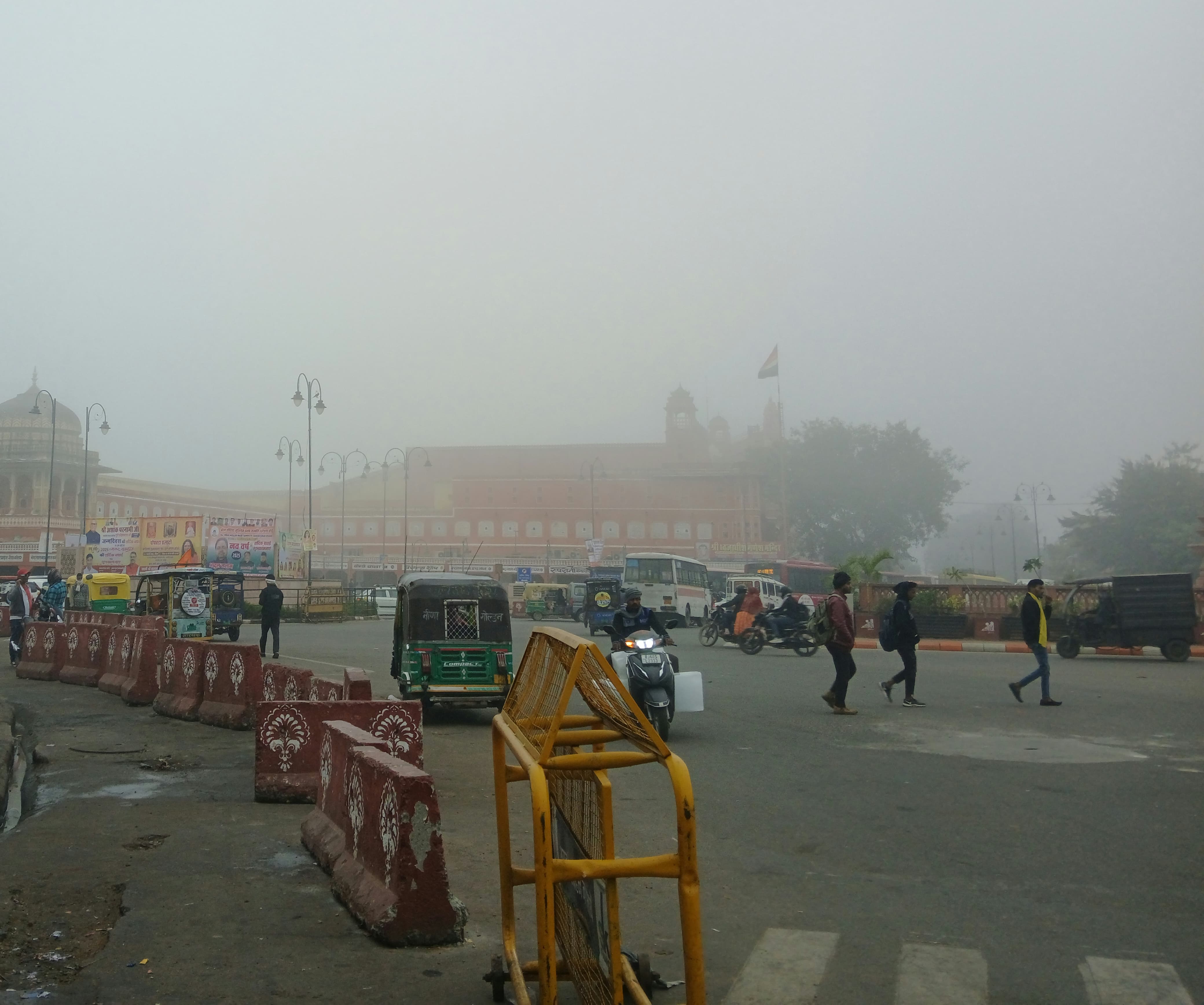 मंगलवार सुबह जयपुर शहर भी कोहरे की चादर में लिपटा नजर आया।