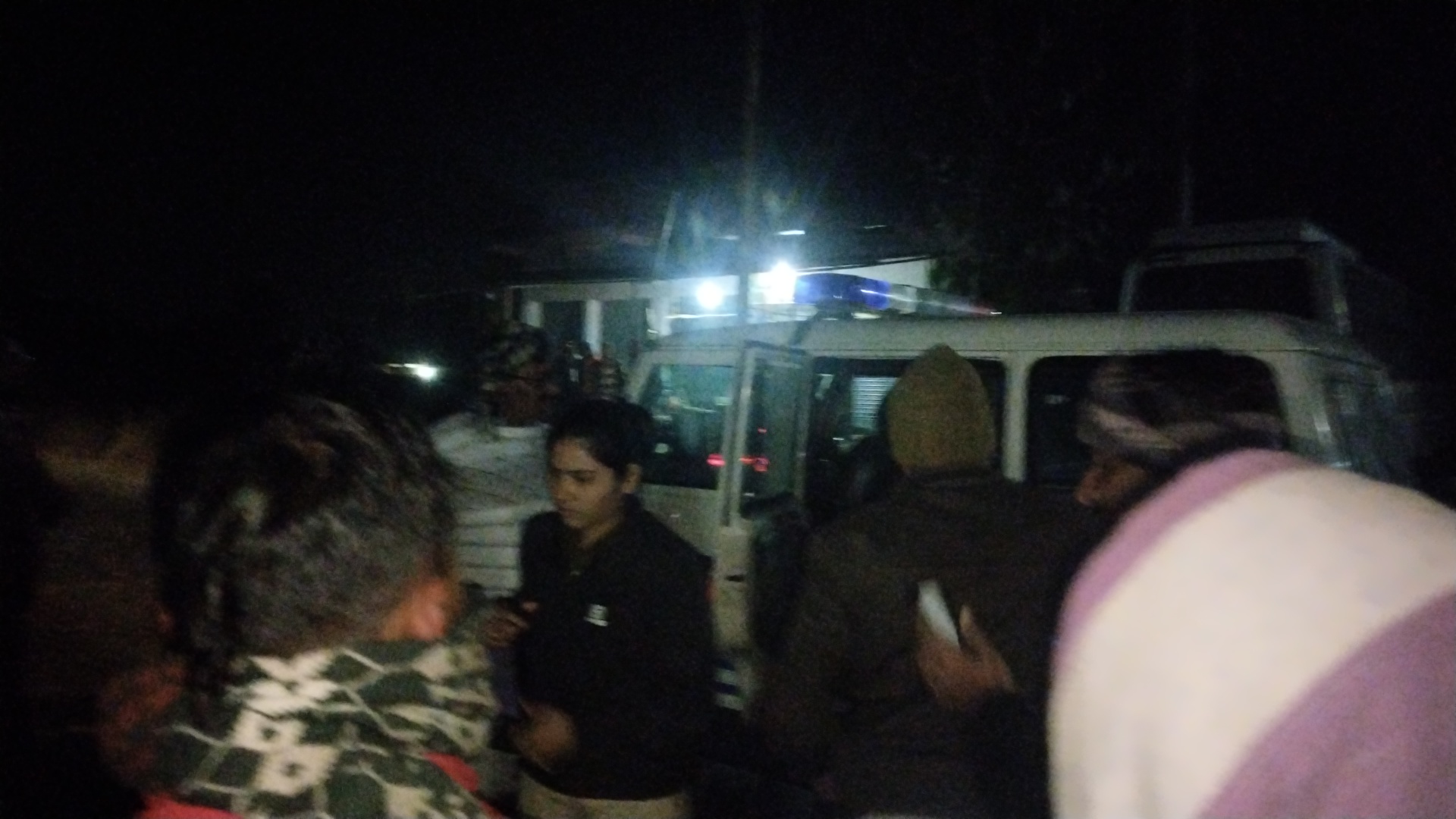 घटनास्थल पर डायल-112 की टीम पहुंची।