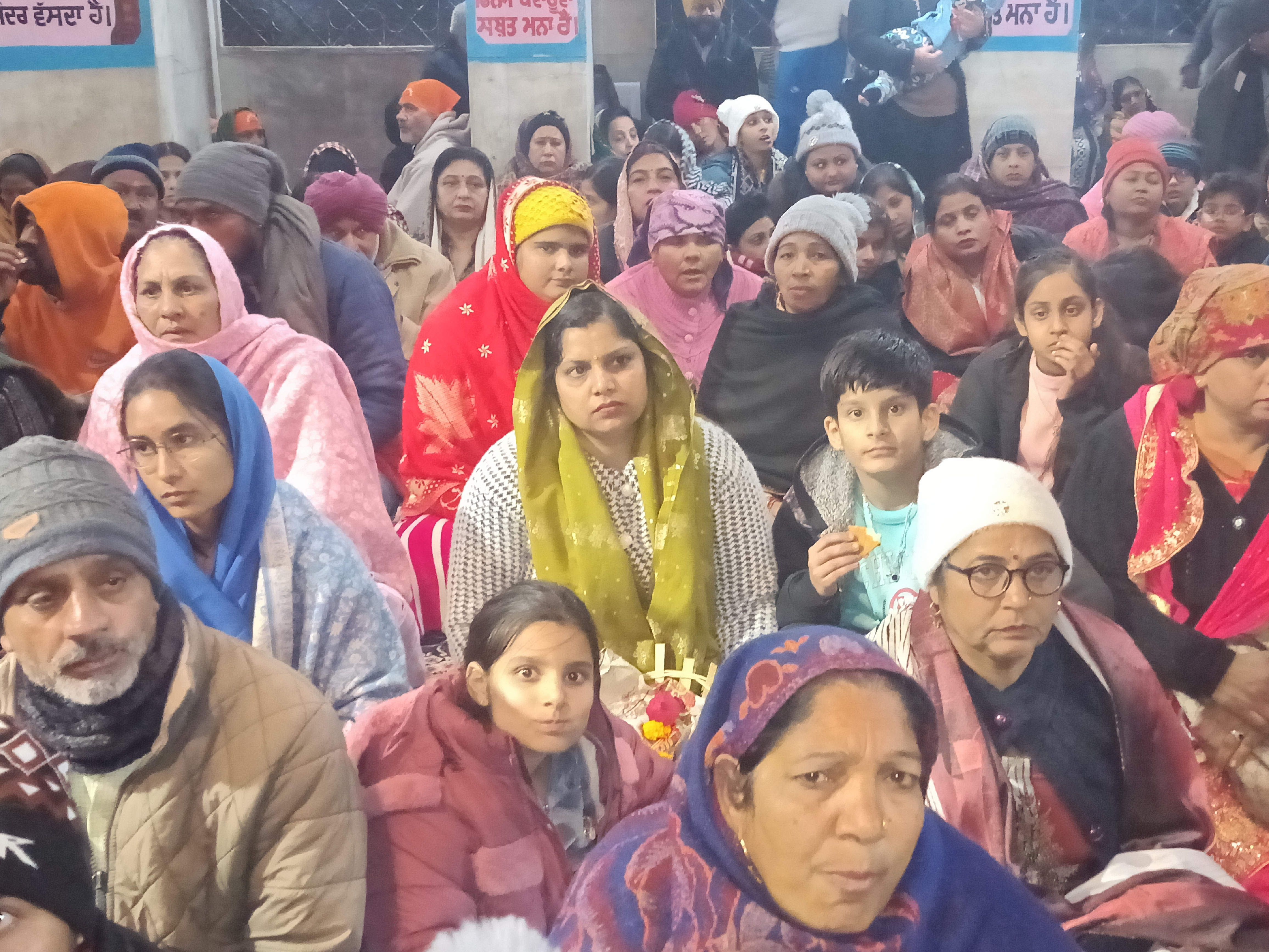 बाबा बालकनाथ मंदिर महंत श्री श्री 1008 राजेंद्र गिरी से आशीर्वाद लेने के लिए पहुंचे श्रद्धालु