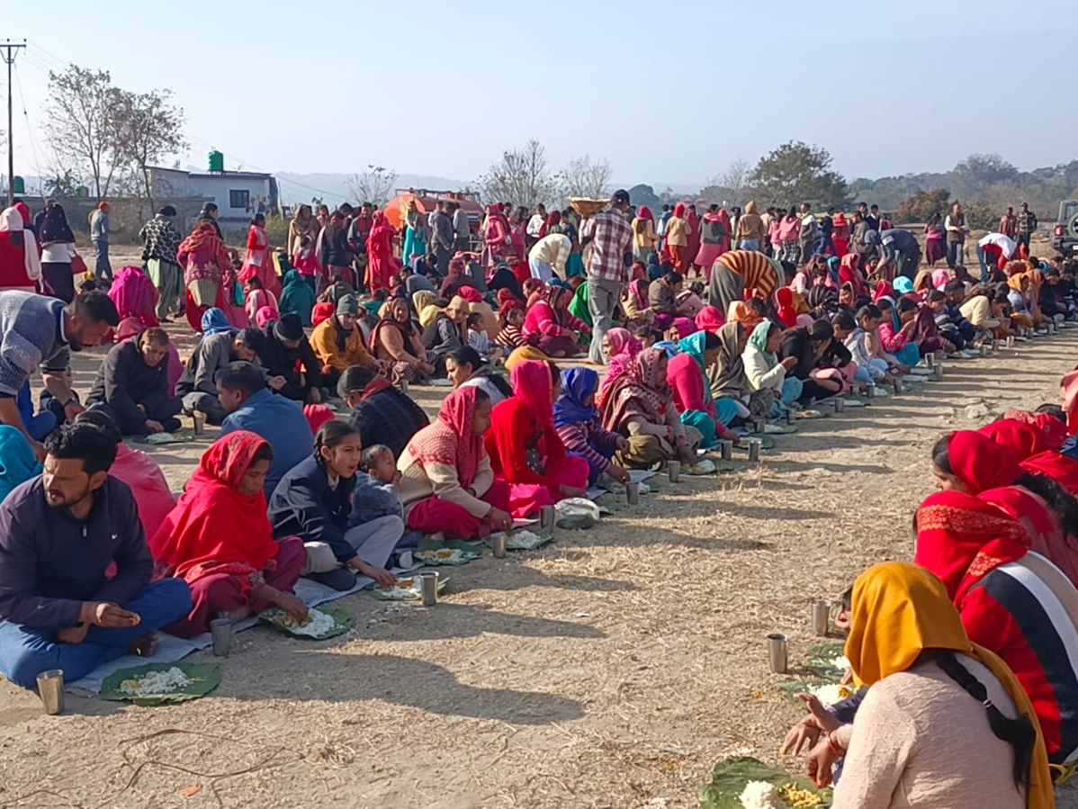 भंडारे में प्रसाद ग्रहण करती महिलाएं
