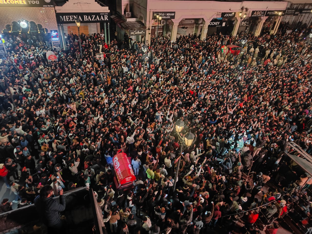 हजरतगंज में नए साल का जश्न मनाने जुटी लोगों की भीड़।