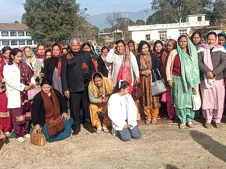 ज्वालामुखी की महिलाओं के साथ पूर्व मंत्री रमेश धवाला