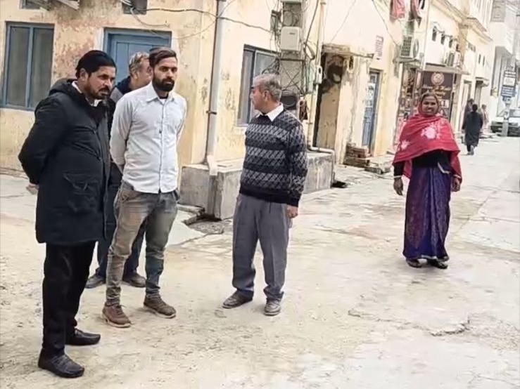 स्कूटी चोरी की वारदात के बाद मौके पर पहुंचे लोग