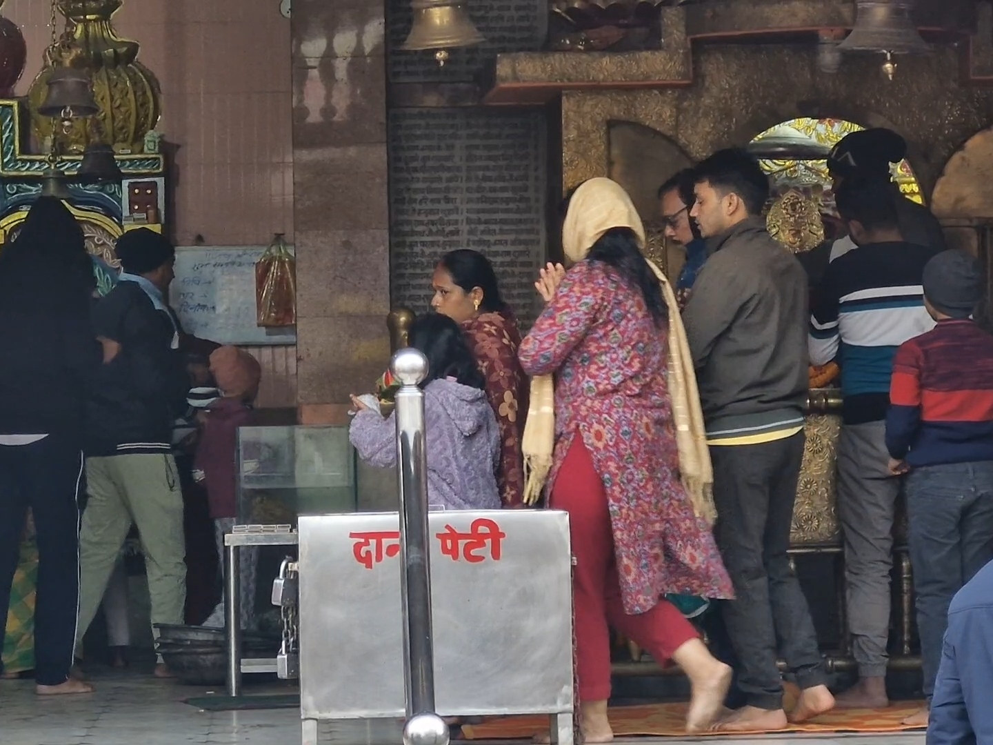हजारीबाग के महावीर स्थान मंदिर में सुबह से लोगों की भीड़ देखी गई।