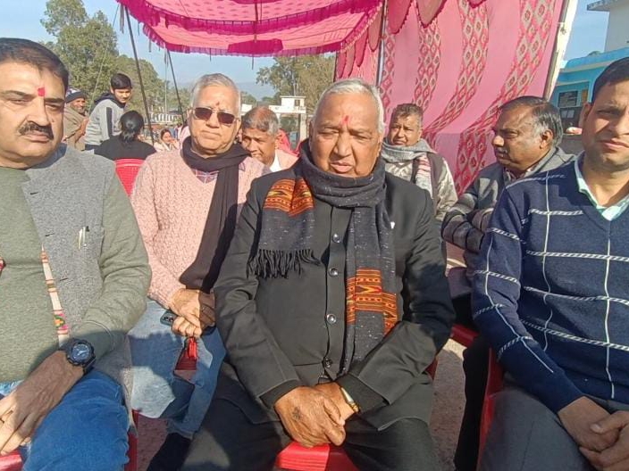 मीडिया से बात करते पूर्व मंत्री रमेश धवाला