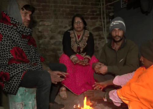 कड़ाके की ठंड पड़ने पर लोग आग का सहारा ले रहे हैं। सुबह-शाम लोग अलाव सेकते नजर आ रहे हैं।