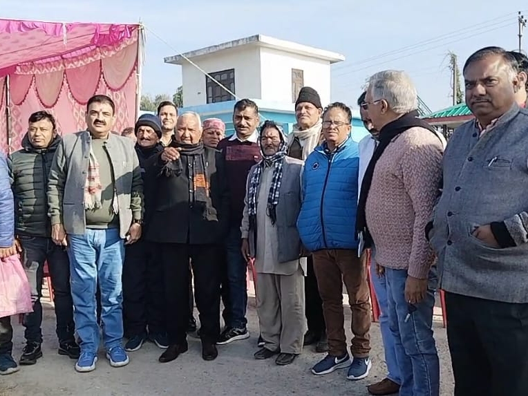 स्थानीय लोगों के साथ पूर्व मंत्री रमेश धवाला