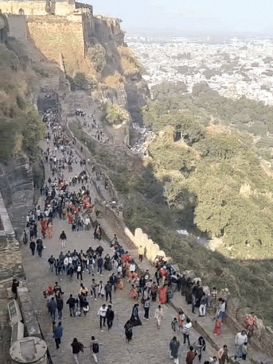 किले के प्रवेश द्वार पर सैलानियों की लंबी कतार लगी रही।