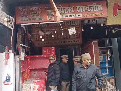 नाका इलाके में होटल शरनजीत के बाहर पूछताछ करती पुलिस टीम।