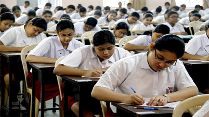 परीक्षा देते हुए स्टूडेंट्स (फाइल फोटो)