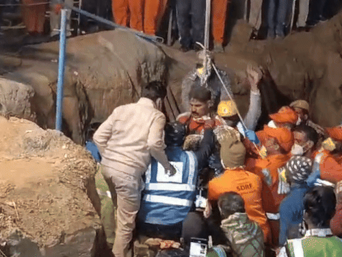 जब चेतना को बाहर निकाला गया, तब बच्ची एक सफेद कपड़े में लिपटी हुई थी।