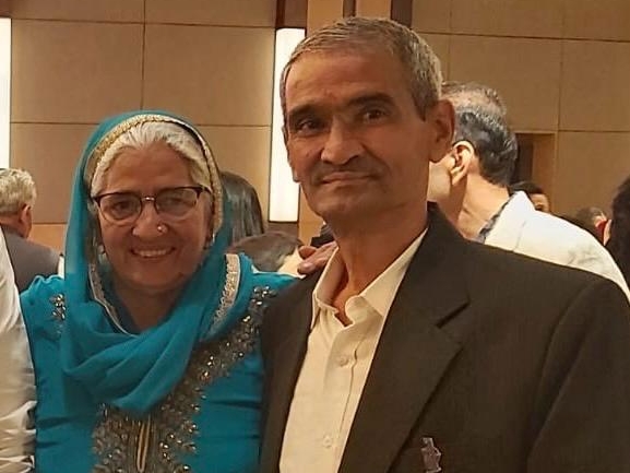 बॉक्सर विजेंदर सिंह के पिता महिपाल सिंह बेनीवाल अपनी पत्नी के साथ। - फाइल फोटो