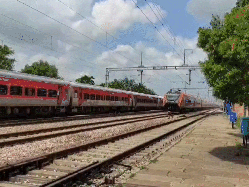 Rajasthan kota Trial of Vande Bharat Sleeper on Delhi Mumbai Track; Kota  DRM, Kota Railway Division | Vande Bharat Sleeper Trial | | कोटा में 180 की  रफ्तार में दौड़ी वंदे भारत