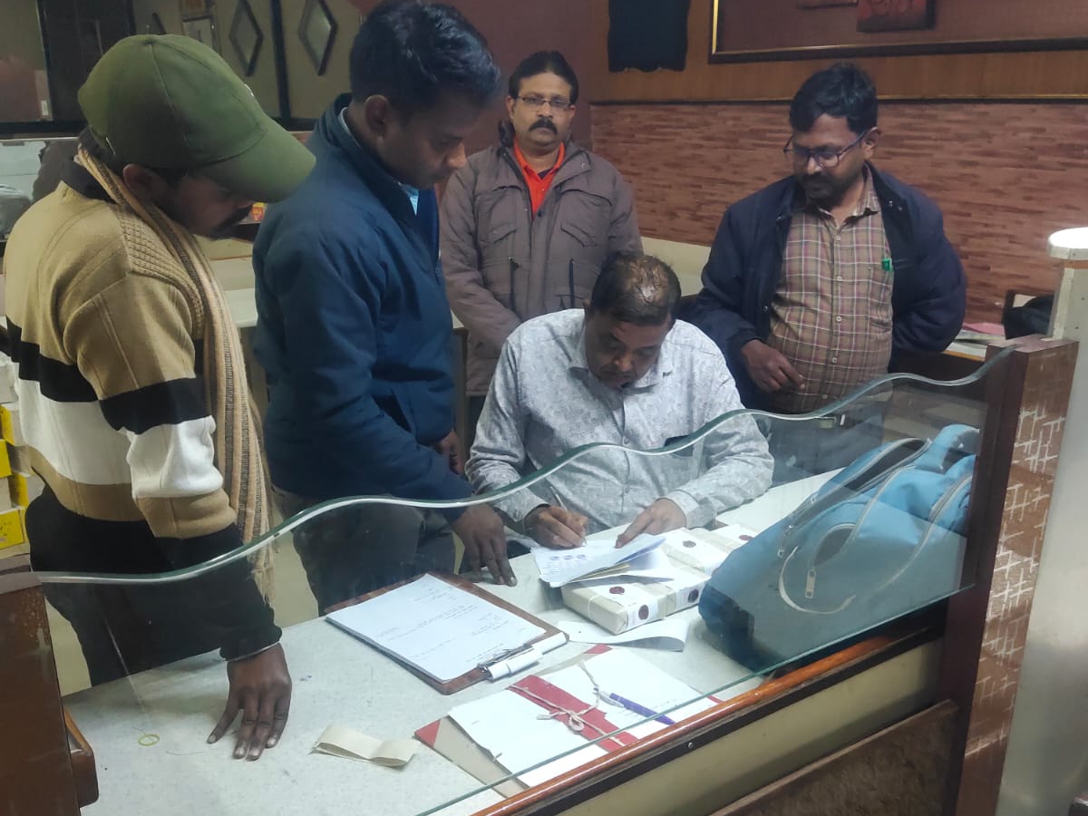 मनेंद्रगढ़-चिरमिरी-भरतपुर जिले में दुकानों में खाद्य विभाग ने की जांच।