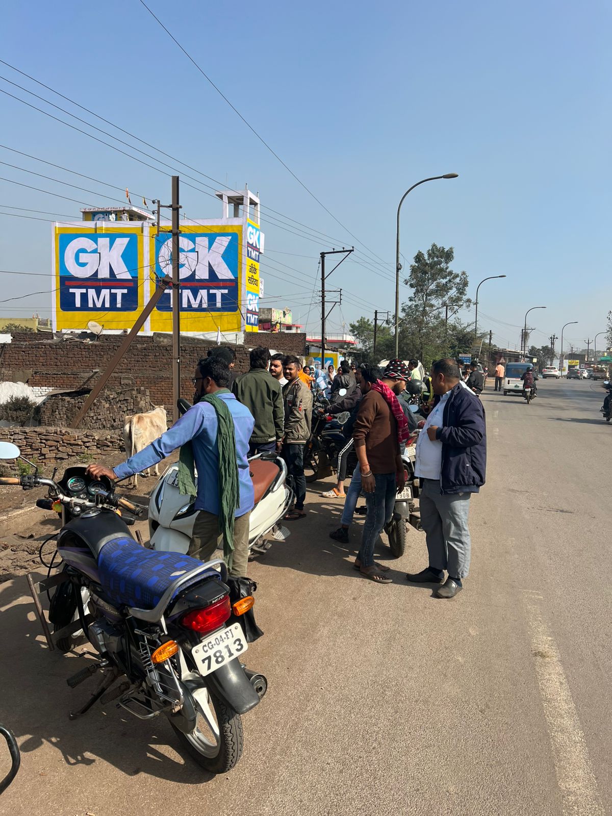 घटना स्थल पर डॉग टीम और फॉरेंसिक एक्सपर्ट ने भी जांच की है।