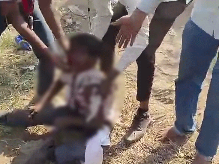 तीन छात्रों में से एक के सिर में चोट लगी।
