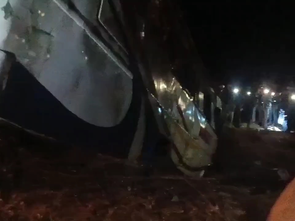 A speeding bus lost control and overturned in Silwani