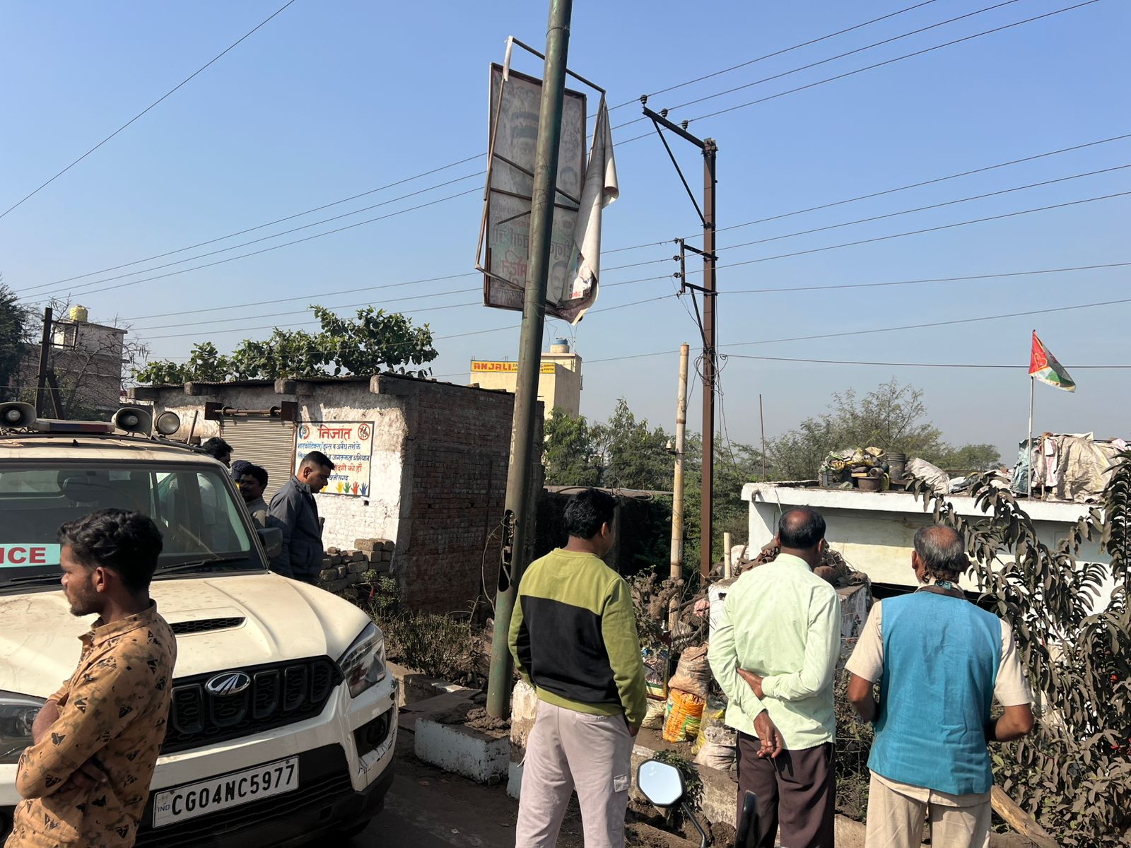 लाश की खबर मिलते ही आस-पास के लोग जमा हो गए। सभी कई तरह की चर्चाएं करते दिखे, पुलिस को इस कांड के पीछे किसी करीबी पर शक है।