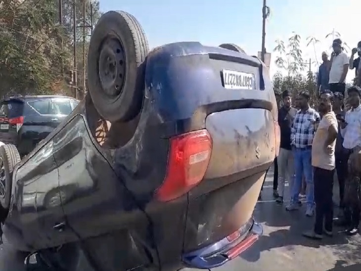 एनएच में बीच सड़क कार पलटी - Dainik Bhaskar